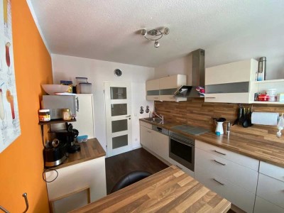 Sehr gepflegte, ordentliche 3 Zimmer Wohnung mit Balkon/EBK/TG.