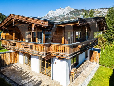 Traditionelles Tiroler Chalet in ruhiger Sonnenlage