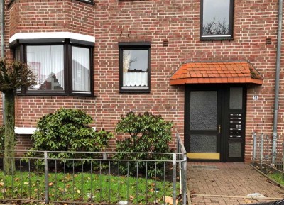 Traumhafte 2-Zimmer-Hochparterre-Wohnung mit großer West-Terrasse und schönem Blick ins Grüne