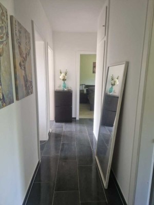 Schönes Wohnen in grüner Umgebung: sanierte 4-Zimmer-Wohnung im 2. OG zu vermieten!