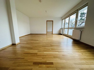 Sanierte helle 2-Zimmer Wohnung, zentral, Nähe Bahnhof, Einbauküche, Balkon, Parkett, ruhig, TG