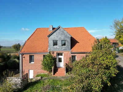 Mehrfamilienhaus sucht Handwerker zum Ausbau und möglicher Top-Rendite bei Vermietung.