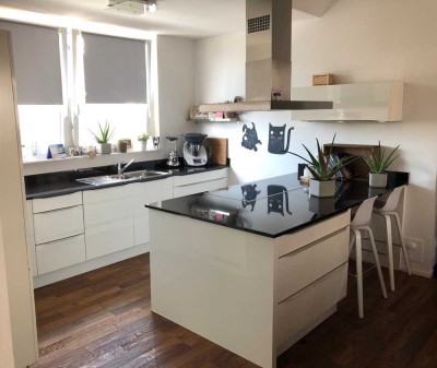 Stilvolle, neuwertige 4-Zimmer-Dachgeschosswohnung mit geh. Innenausstattung, Balkon und EBK