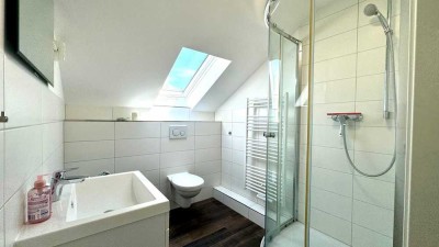 frisch sanierte Dachgeschosswohnung - neue EBK + Bad