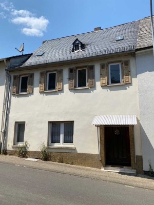 Reihenmittelhaus in Hochstetten-Dhaun, Ortsteil Schloss, in der Nähe des Schloss Dhaun