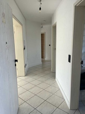 Charmante 3-Zimmer-Wohnung mit Terrasse, großem Garten und Garage in ruhiger Lage zu vermieten