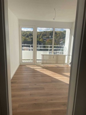 Modernisierte Wohnung mit vier Zimmern und Balkon in Bad