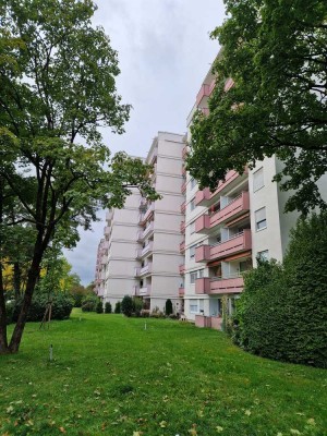 Bezugsfrei! Gepflegte 3-Zimmer-Wohnung mit zwei Balkonen und TG-Stellplatz in Germering