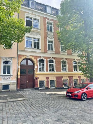 Erstbezug nach Sanierung – Stilvolle DG-Wohnung mit Balkon & Einbauküche
