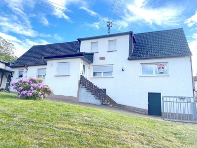 Geräumiges Haus mit grossem Grundstück, 2 Garage!