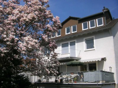 HU-Steinheim: Helle Single-DG-Whg teilmöbliert in 3-Fam. Haus mit Stellplatz und Gartenanteil