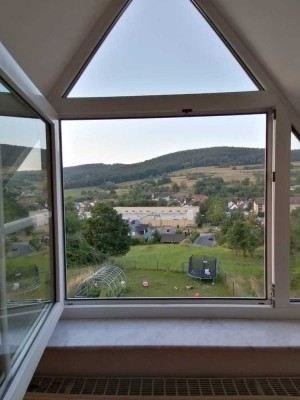 Gepflegte Dachgeschoßwohnung mit traumhaftem Ausblick in Feldrandlage