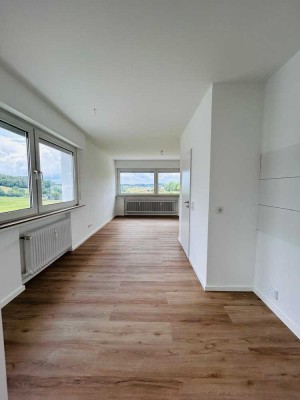 Helle renovierte Zwei-Zimmer-Wohnung mit Blick ins Grüne - mitten in Lindlar
