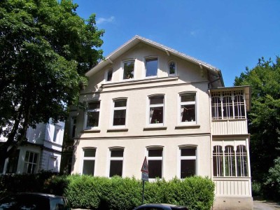 3 Zi.  DG Wohnung+ Wohnküche, Terrasse, Balkon, neu renoviert und saniert, schöne Lage