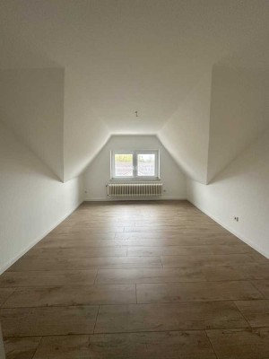 Moderne 4-Zimmer-Wohnung im DG mit EBK – Sanierung 2024