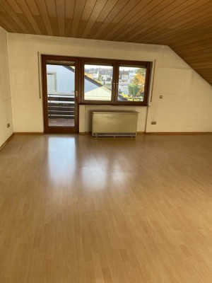 Sehr helle, gepflegte und stillvolle 3-Zimmer Dachgeschosswohnung mit Balkon in Filderstadt