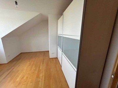 Charmante 2-Zimmer-Dachgeschosswohnung mit Balkon und Einbauküche in Neu-Ulm