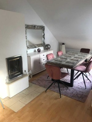 Stilvolle, gepflegte 4-Zimmer-Dachgeschosswohnung mit Balkon und Einbauküche in München Berg am Laim
