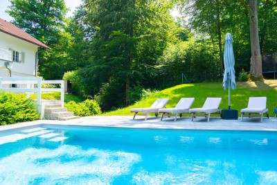 SEEBLICKVILLA mit Pool - großzügigen SEEZUGANG &amp; Boje in idyllischer Waldrandlage am WÖRTHERSEE