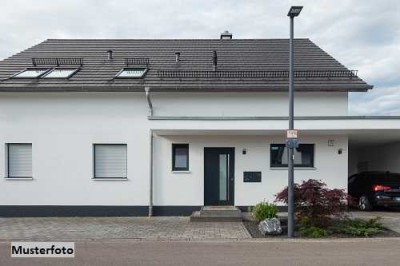 Einfamilienhaus mit Garagenschuppen und Carport