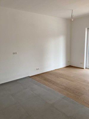 Neuwertige 3 Zi. EG Wohnung große Terasse u. Garten, Tiefgarage mit  Wallbox