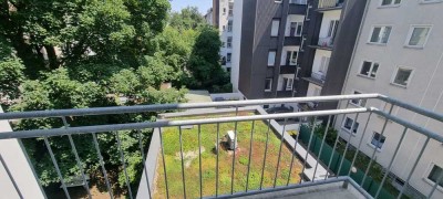 Geschmackvolle 1-Raum-Wohnung mit gehobener Innenausstattung, grosser Wohnküche mit Balkon