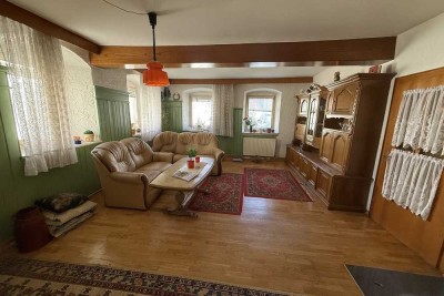Historischer Charme trifft modernen Komfort – Zweifamilienhaus mit neuem Dach und Anbau