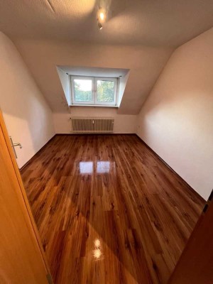 kleine DG- Wohnung sucht liebevolle Hand