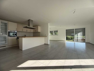 Moderne 2-Zimmer-Wohnung mit großzügiger Dachterrasse und grünem Ausblick