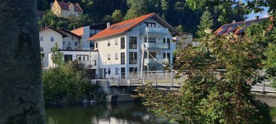 Bestlage an Uferpromenade: 3-Zimmer-DG-Wohnung mit Balkon in Trostberg
