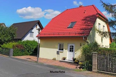 Freistehendes Einfamilienhaus, Garten und Garage