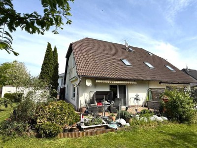 Idyllische Doppelhaushälfte mit Gartenoase und Doppelgarage in beliebter Bitterfelder Siedlung