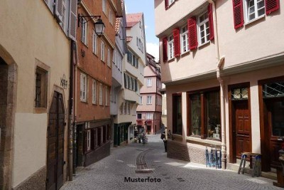 Wohn- und Geschäftshaus mit Balkon und Terrasse