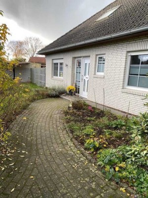 Weißer Bungalow mit Einliegerwohnung