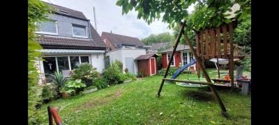 Schöne Doppelhaushälfte in Spielstraße. Vollunterkellerung, Garage, Stellplätz, Kamin, Garten.