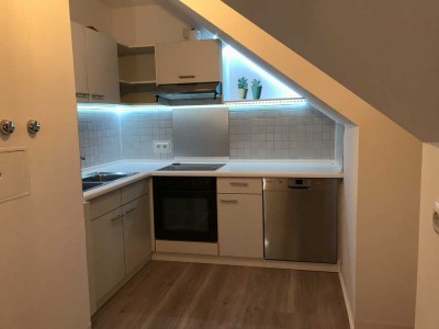 Helle 2-Zimmer-Dachgeschosswohnung mit Balkon und Einbauküche in Germering, direkt an der Sbahn