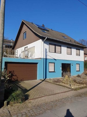 Freistehendes Einfamilienhaus, mit Doppelgarage, sehr großer Nutzfläche und Garten mit Hochbeet.
