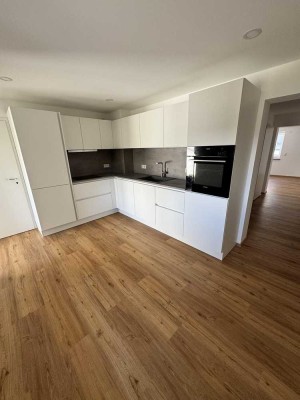 Neu renovierte 2 Zimmer EG-Wohnung mir 67 qm & Terrasse