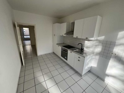 Renovierte 2 Zimmer Wohnung mit neuer Küche & Balkon