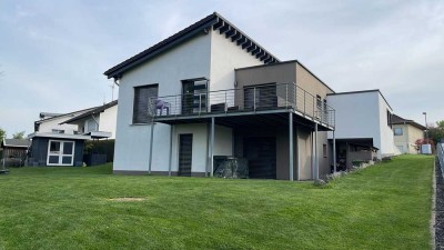 Elegantes Einfamilienhaus (Bj. 2011) in Niederelbert mit Carport