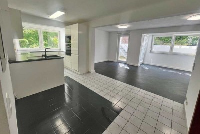 Saniert und sonnig: 2-Zi.-Wohnung mit Terrasse und Charmeund EBK