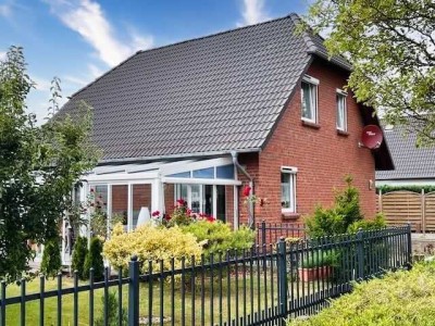 „Ihr gepflegtes Wohlfühlhaus am Stadtrand – mit Garage & Sommergarten“