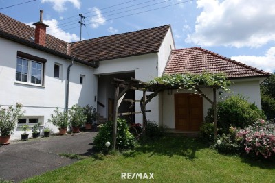 2 Häuser, idyllischer Garten mit Quelle, Brunnen, schöner Innenhof und Garage!