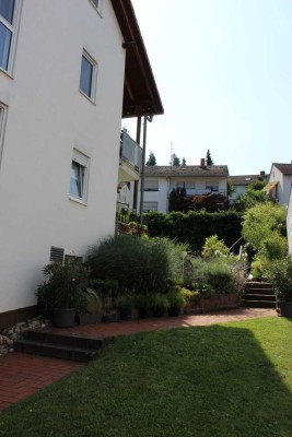 Moderne, gepflegte 2 Zimmer DG-Wohnung mit Einbauküche und KFZ-Stellplatz