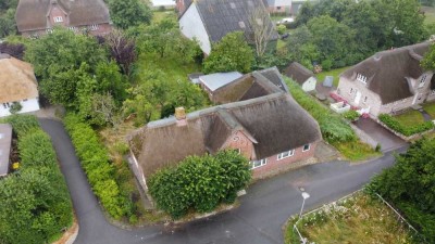 Ehemaliges Bauernhaus unter Reet möchte aus dem Dornröschenschlaf geweckt werden!