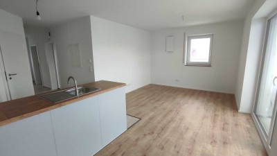 1. OG Wohnung mit Einbauküche + Balkon + zwei Stellplätzen