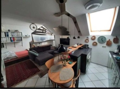 Stilvolle 1-Zimmer-Wohnung mit ausgebautem Spitzboden – voll möbliert & sofort bezugsfertig!