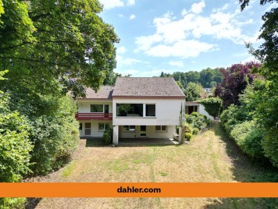 Großzügiges Architektenhaus 
mit 2 ELW & besonders weitläufigem Grundstück – in sehr guter Lage