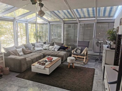 Schöne helle Wohnung mit Wohnwintergarten in zentraler Lage