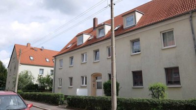 Böhlen - 4-Raum-Familienwohnung mit praktischer Raumaufteilung und Tageslichtbad mit Wanne